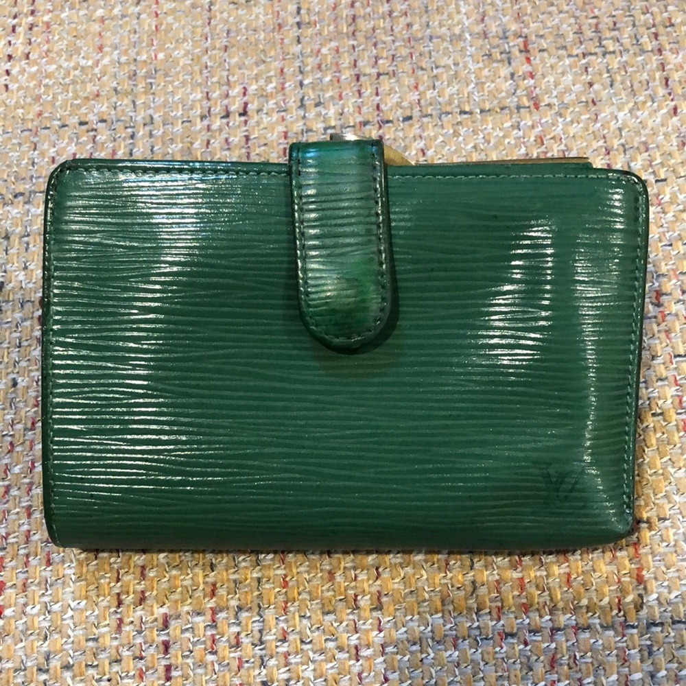 LOUIS VUITTON Green EPI Leather Kiss Lock Bifold Wallet MI1916